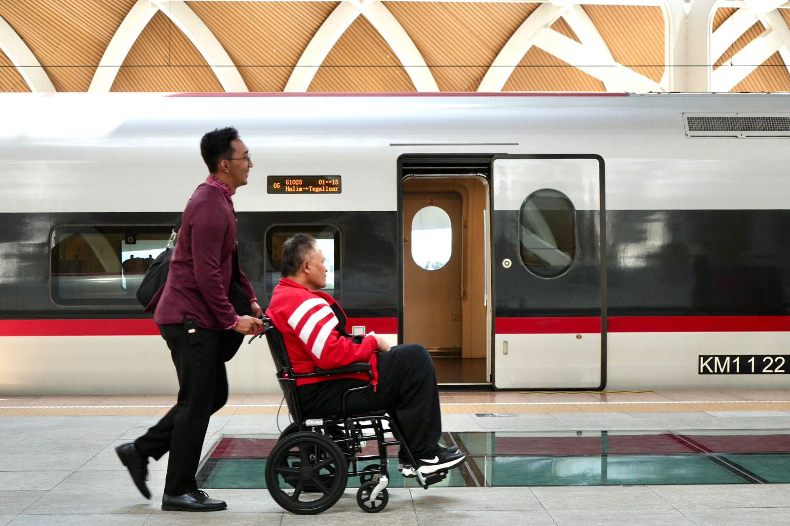 Whoosh Kereta Cepat Ramah Lansia, Fasilitas Aksesibel dan Petugas Siaga di Setiap Stasiun