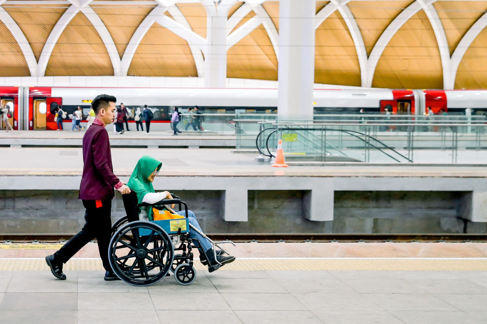 (FOTO) Petugas Siaga Bantu Lansia di Stasiun Whoosh, Permintaan Pendampingan Tinggi