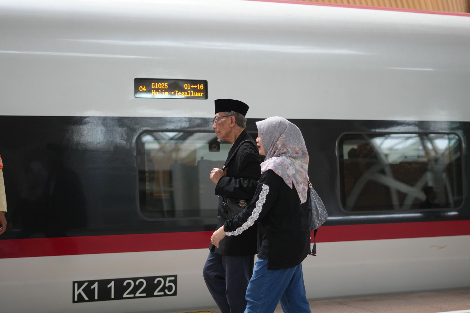 Whoosh Pilihan Utama Lansia, Standar Layanan dan Infrastruktur Terus Ditingkatkan