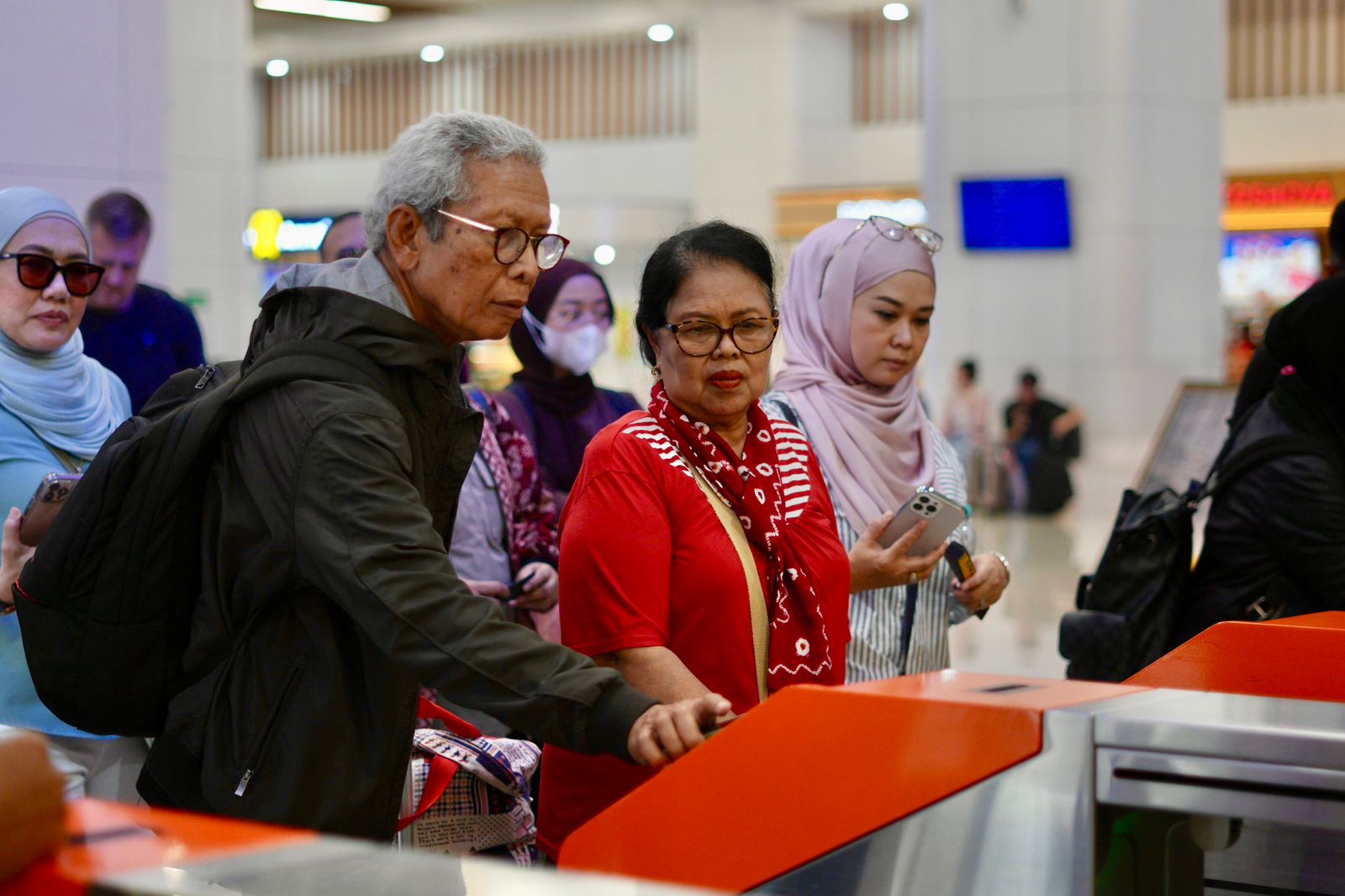 (FOTO) Whoosh Sediakan Fasilitas Ramah Lansia, Kursi Prioritas dan Lift di Setiap Stasiun