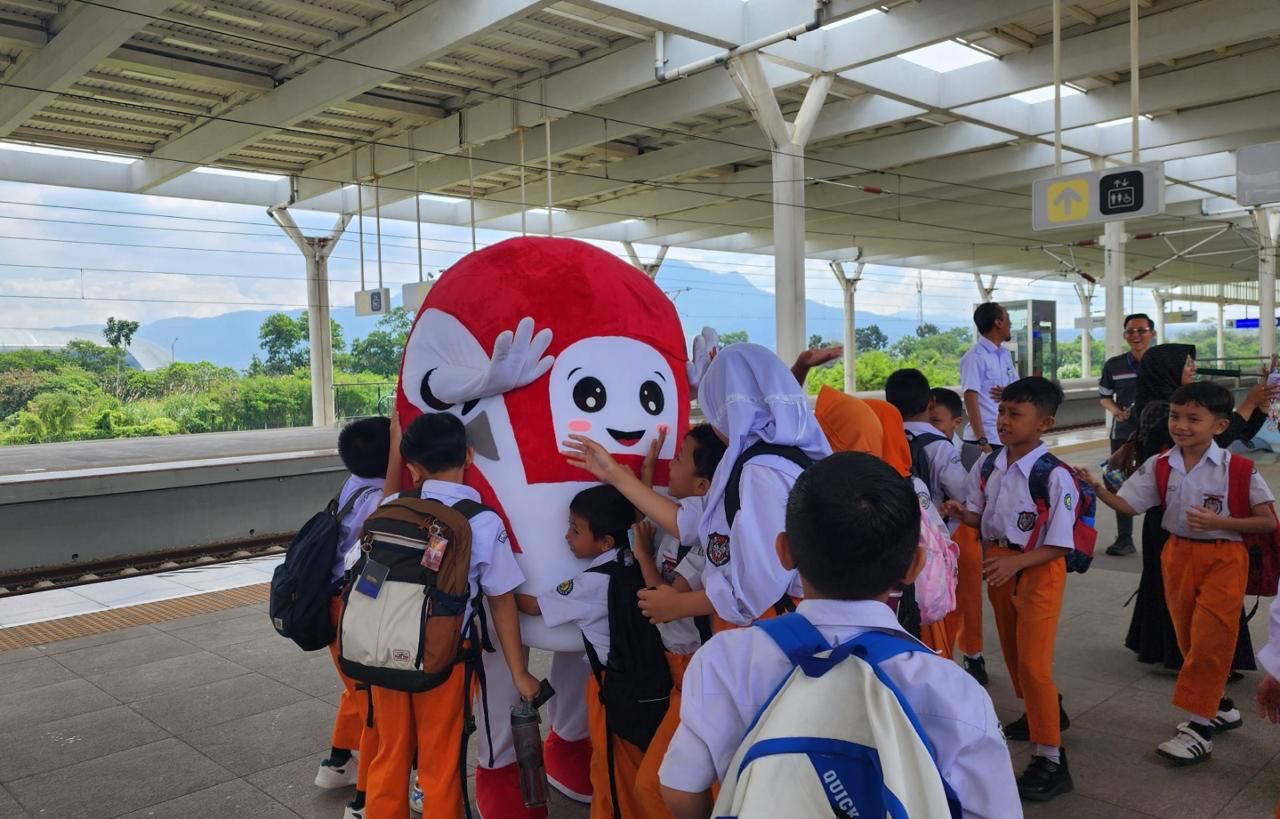 Whoosh KCIC Hadirkan Edukasi Transportasi dan Diskon Spesial di Hari Pendidikan Nasional
