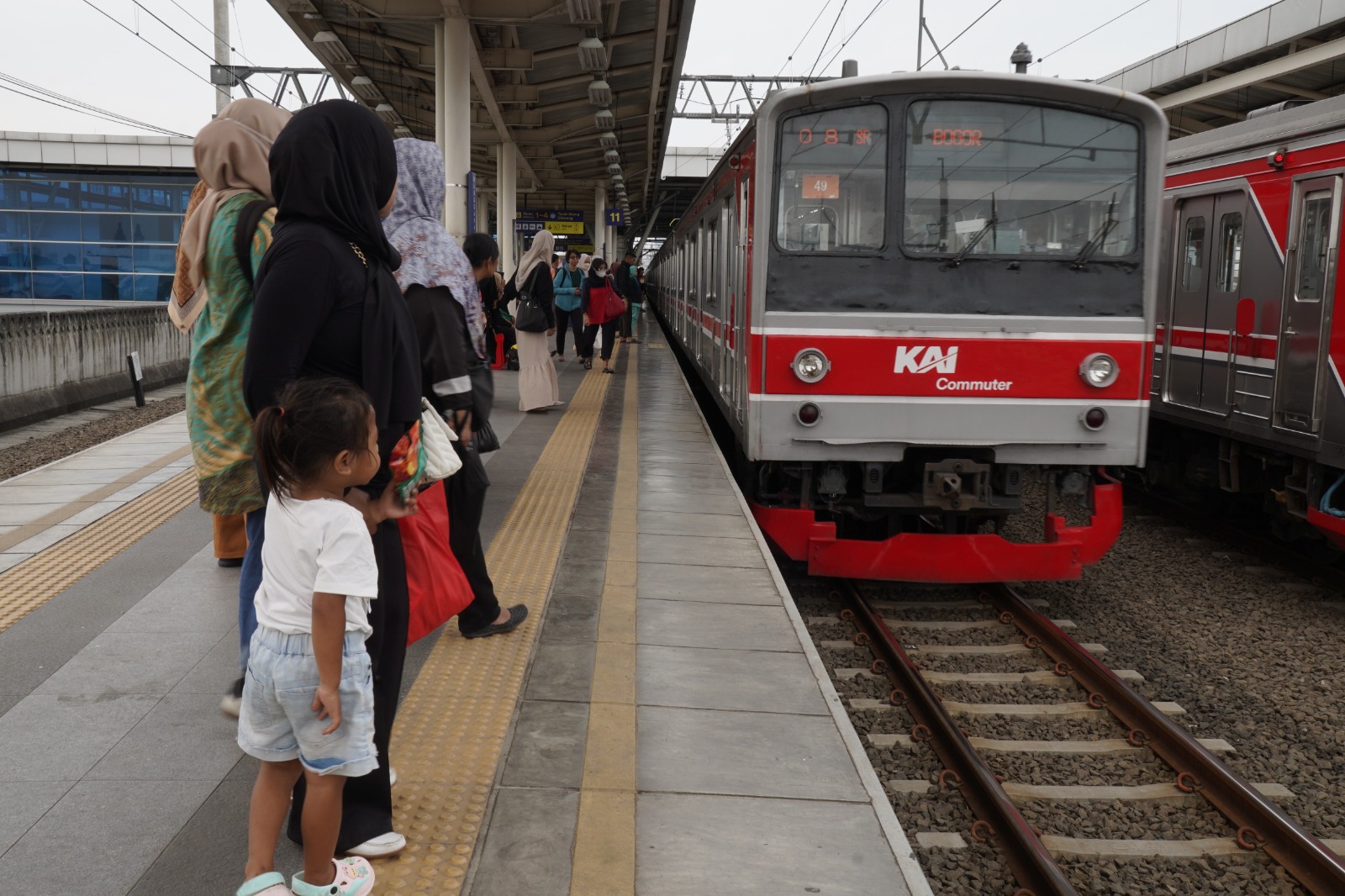 (Foto) Triwulan Pertama 2025, KAI Commuter Kian Jadi Pilihan Utama Komuter
