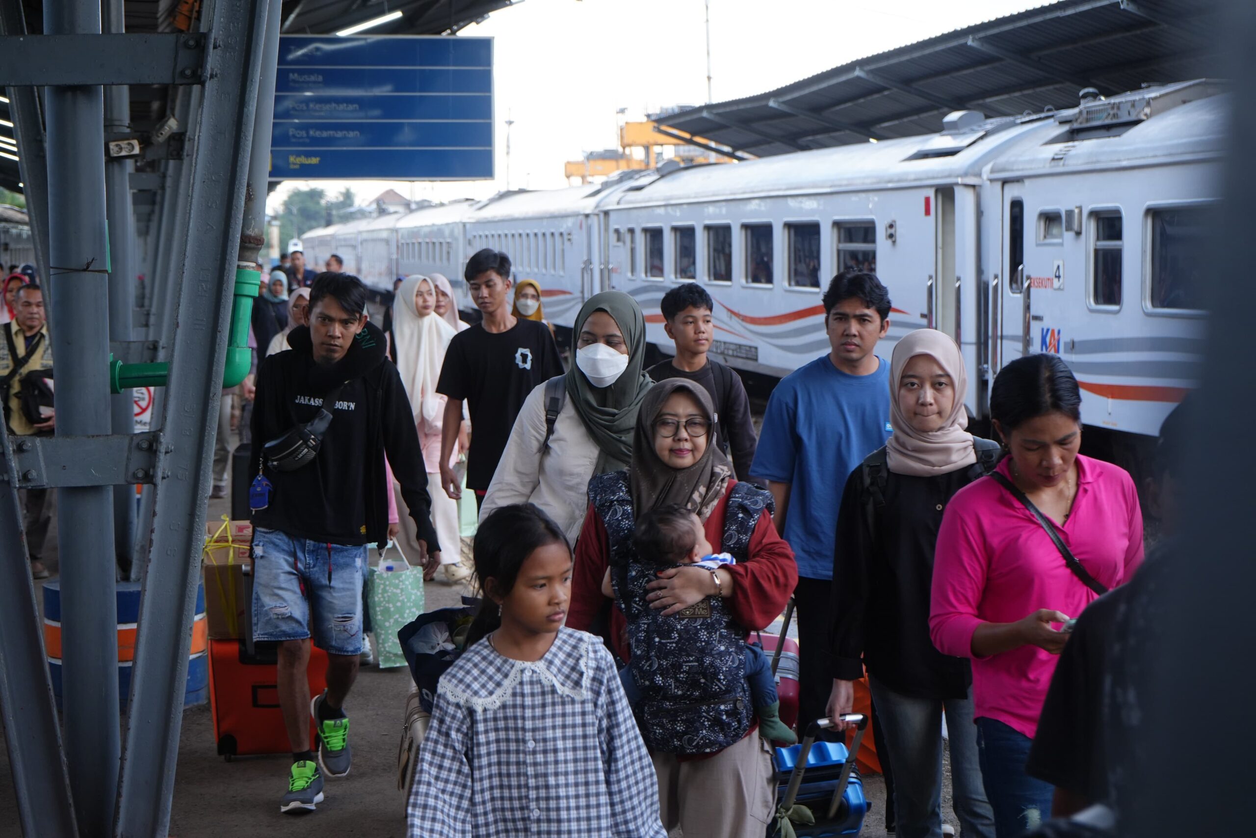 KAI Divre III Palembang Siapkan Layanan Prima di Libur Waisak dengan Perawatan Lokomotif Maksimal