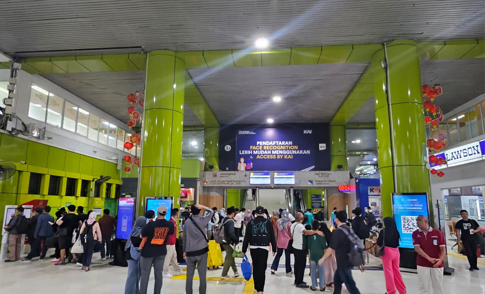 Kereta Api Menjadi Pilihan Utama Selama Arus Balik Waisak 2025, KAI Catatkan Okupansi Lebih dari 100%
