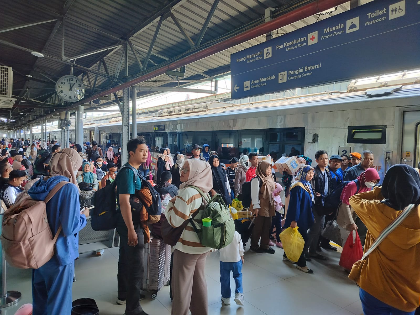 Kereta Api Tetap Menjadi Pilihan Utama Selama Arus Balik Waisak 2025 dengan Okupansi Tembus 104%